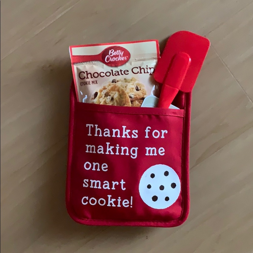 TEACHER GIFT NWT “THANKS FOR MAKING ME ONE SMART COOKIE” POT HOLDER & SPATULA